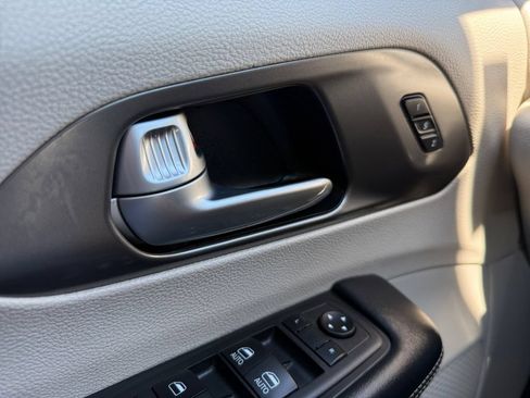 Used 2023 Chrysler Pacifica Touring-L FWD image 27