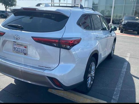 Used 2023 Toyota Highlander Platinum image 2