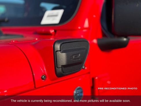 Used 2025 Jeep Wrangler Unlimited Sahara w/ Safety Group AWD/4WD image 9