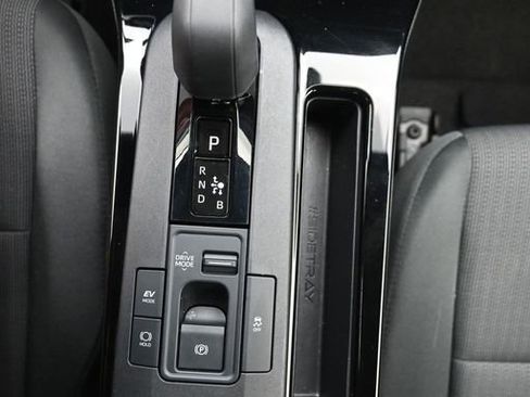 Used 2025 Toyota Prius LE FWD image 23