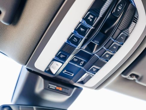 Certified 2025 Porsche Macan image 21