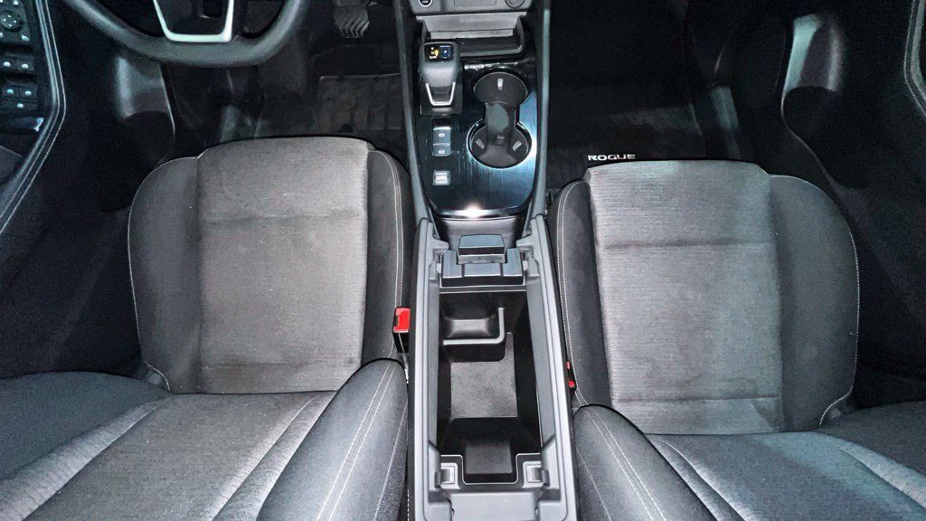 Used 2021 Nissan Rogue SV FWD image 18