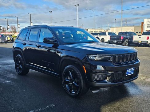 Used 2025 Jeep Grand Cherokee Altitude image 4