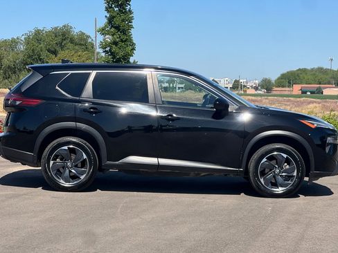 Used 2024 Nissan Rogue SV AWD/4WD image 3