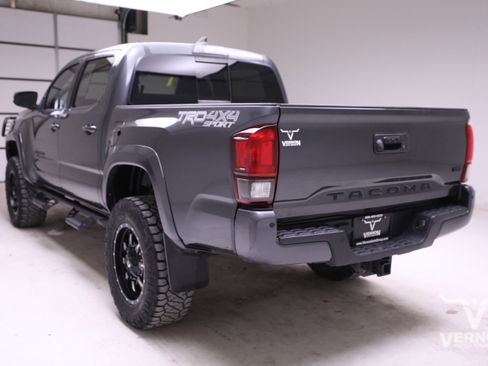 Used 2019 Toyota Tacoma TRD Sport image 3
