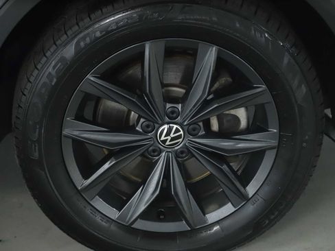 Certified 2024 Volkswagen Tiguan SE w/ Panoramic Sunroof Package AWD/4WD image 10