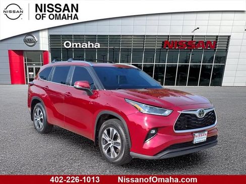 Used 2021 Toyota Highlander XLE AWD/4WD image 1