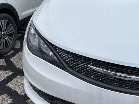 Used 2022 Chrysler Voyager LX image 4