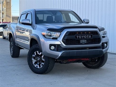 Used 2019 Toyota Tacoma TRD Off-Road image 2