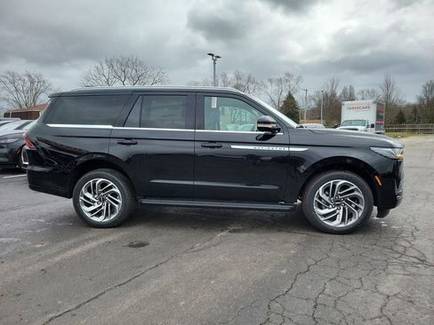 New 2026 Lincoln Navigator Premiere image 3