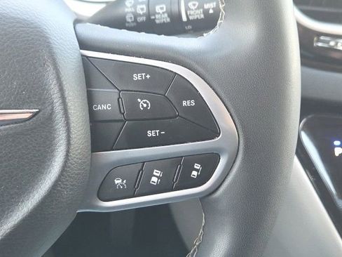Used 2023 Chrysler Pacifica Touring-L FWD image 42
