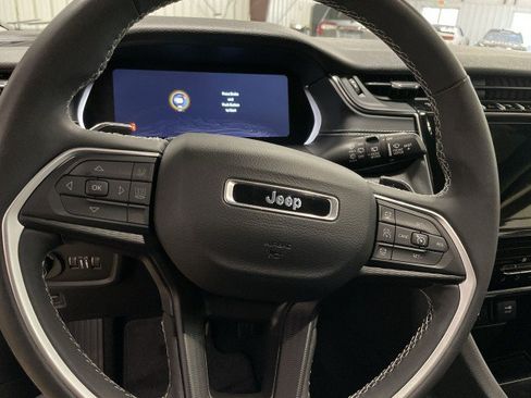 Used 2024 Jeep Grand Cherokee Laredo AWD/4WD image 16