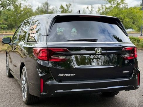 Used 2025 Honda Odyssey Touring image 3