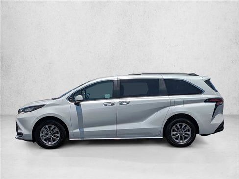 Certified 2022 Toyota Sienna XLE w/ XLE Plus Package FWD image 9