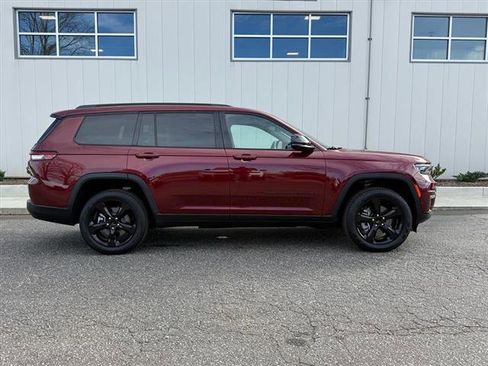 Certified 2025 Jeep Grand Cherokee L Limited w/ Luxury Tech Group II image 2