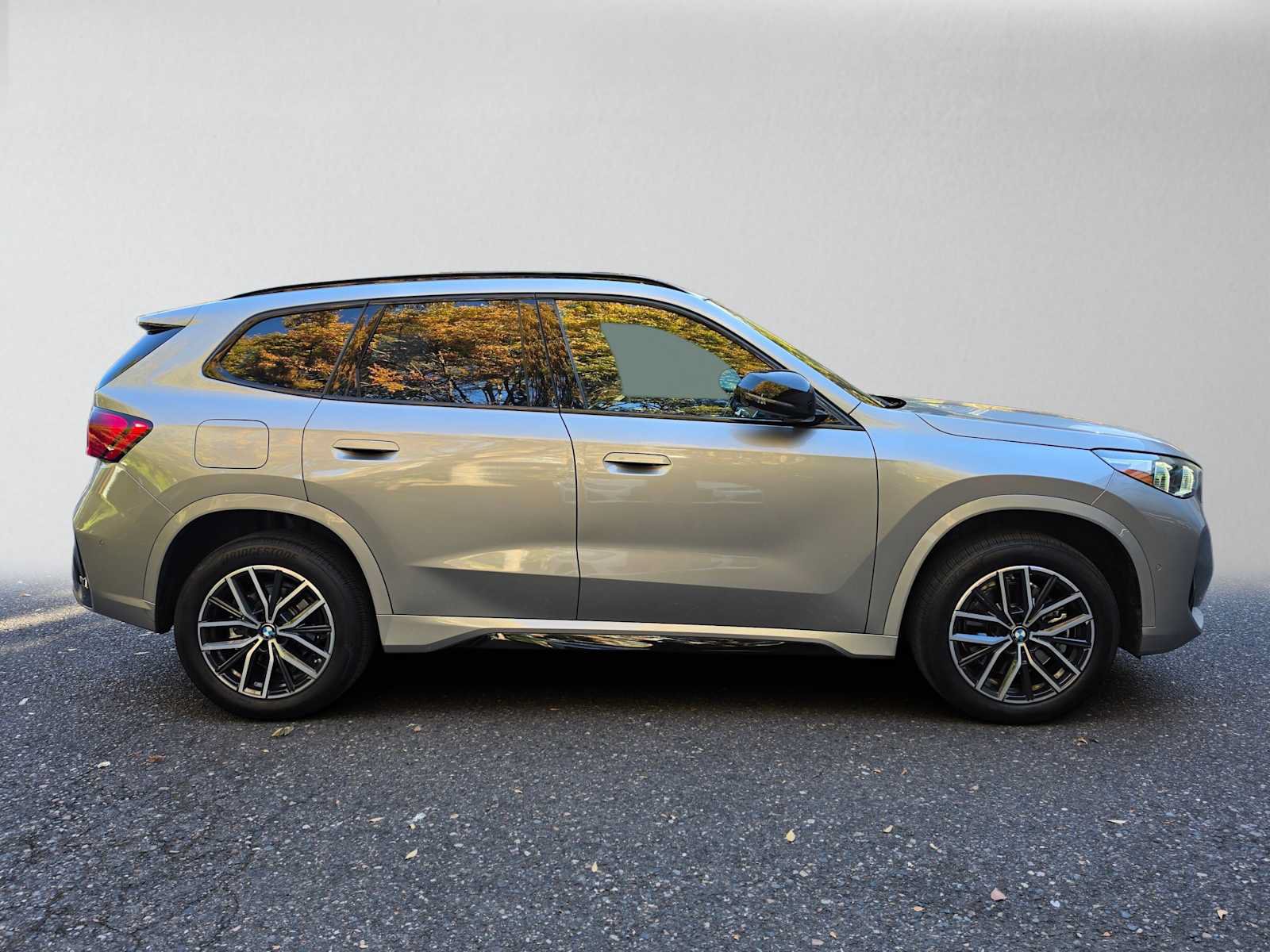 Used 2023 BMW X1 xDrive28i w/ Premium Package AWD/4WD image 2