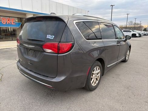 Used 2020 Chrysler Pacifica Touring-L image 4