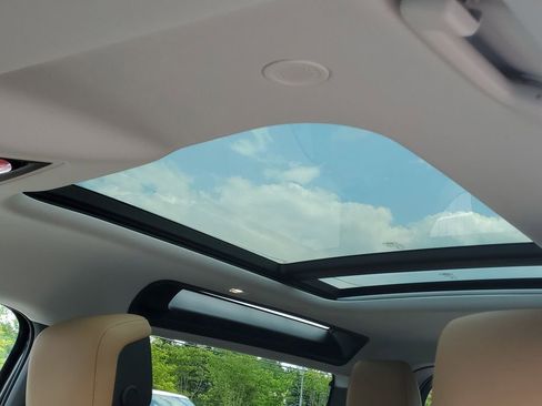 Used 2025 Land Rover Defender 90 S image 9