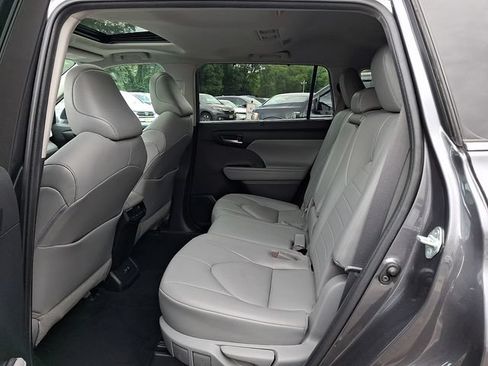 Used 2021 Toyota Highlander XLE AWD/4WD image 10