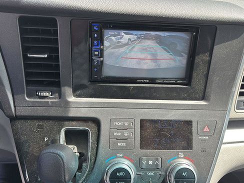 Used 2016 Toyota Sienna LE FWD image 18