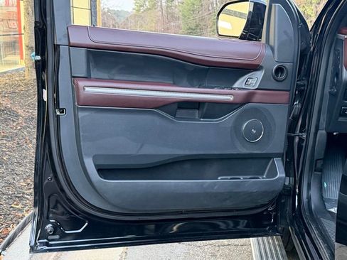 Used 2024 Ford Expedition Limited image 29