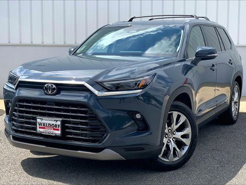 Used 2024 Toyota Grand Highlander AWD image 2