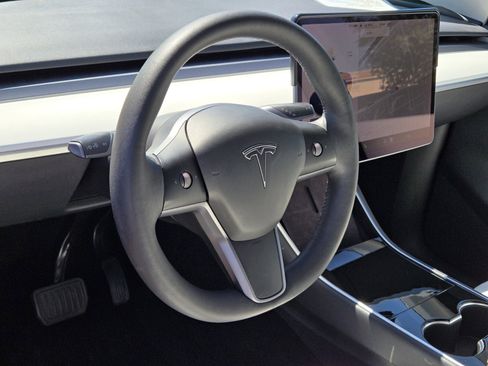 Used 2021 Tesla Model Y Long Range AWD/4WD image 18
