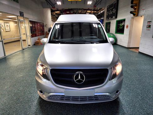 Used 2018 Mercedes-Benz Metris Passenger image 3