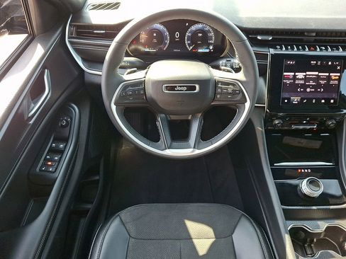 Used 2025 Jeep Grand Cherokee Altitude AWD/4WD image 14