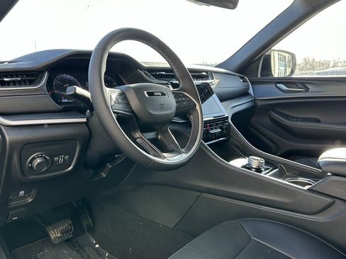 New 2025 Jeep Grand Cherokee Altitude image 7