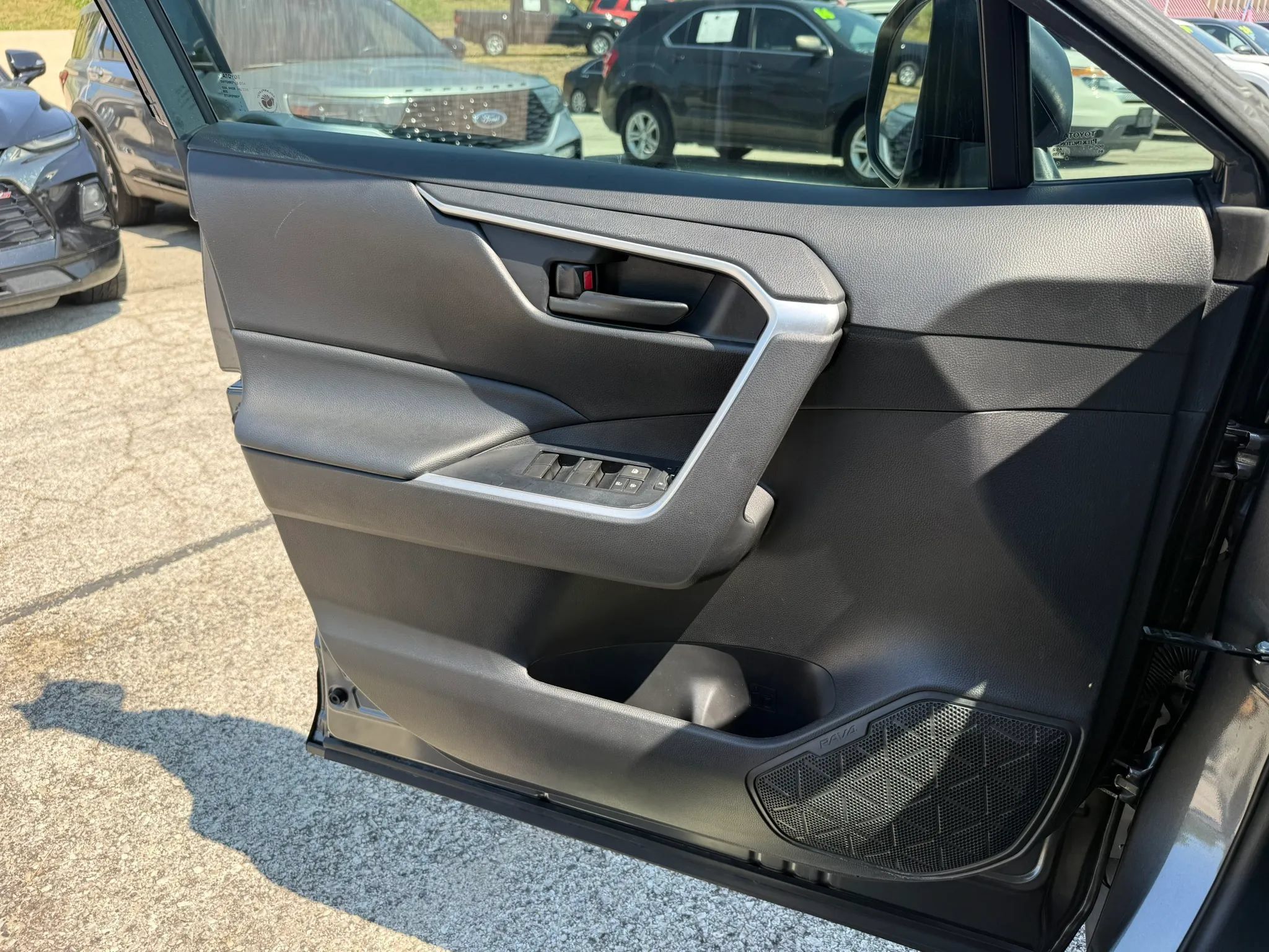 Used 2020 Toyota RAV4 LE FWD image 24
