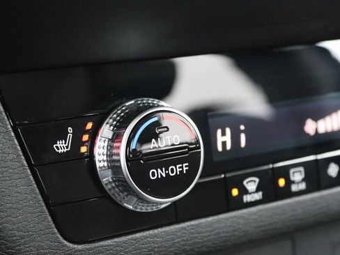 Used 2025 Mitsubishi Outlander SE image 17