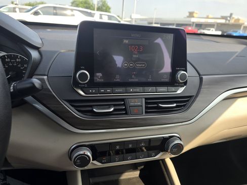 Used 2025 Nissan Altima 2.5 SV FWD image 12