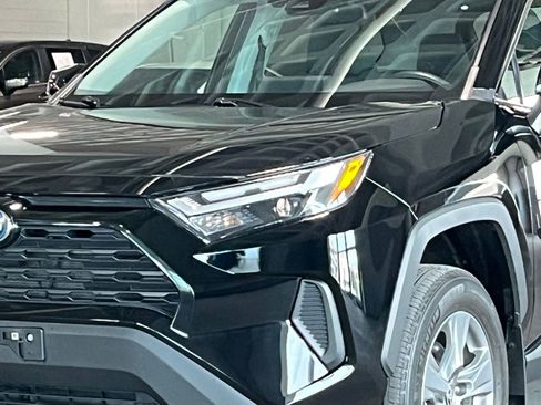 Used 2022 Toyota RAV4 XLE w/ XLE Grade Weather Package AWD/4WD image 5