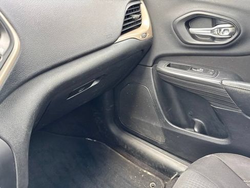 Used 2017 Jeep Cherokee Latitude FWD image 25