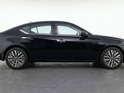 Used 2025 Nissan Altima 2.5 SV image 11