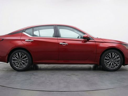 Used 2025 Nissan Altima 2.5 SV FWD image 11