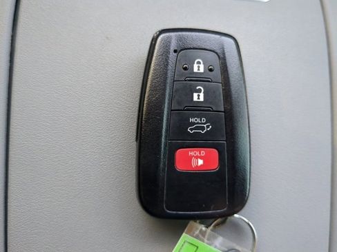 Used 2021 Toyota Highlander XLE image 26