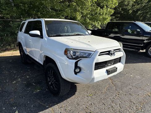 Used 2023 Toyota 4Runner SR5 AWD/4WD image 4