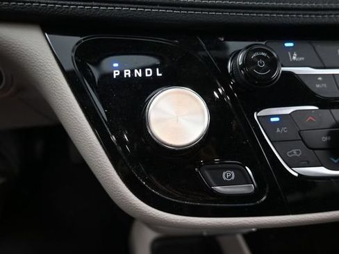 Used 2024 Chrysler Pacifica Limited FWD image 25