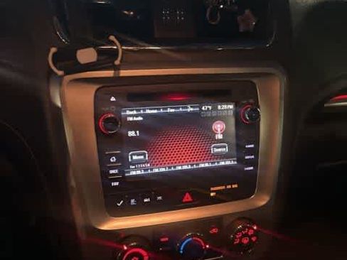 Used 2015 GMC Acadia SLE image 9