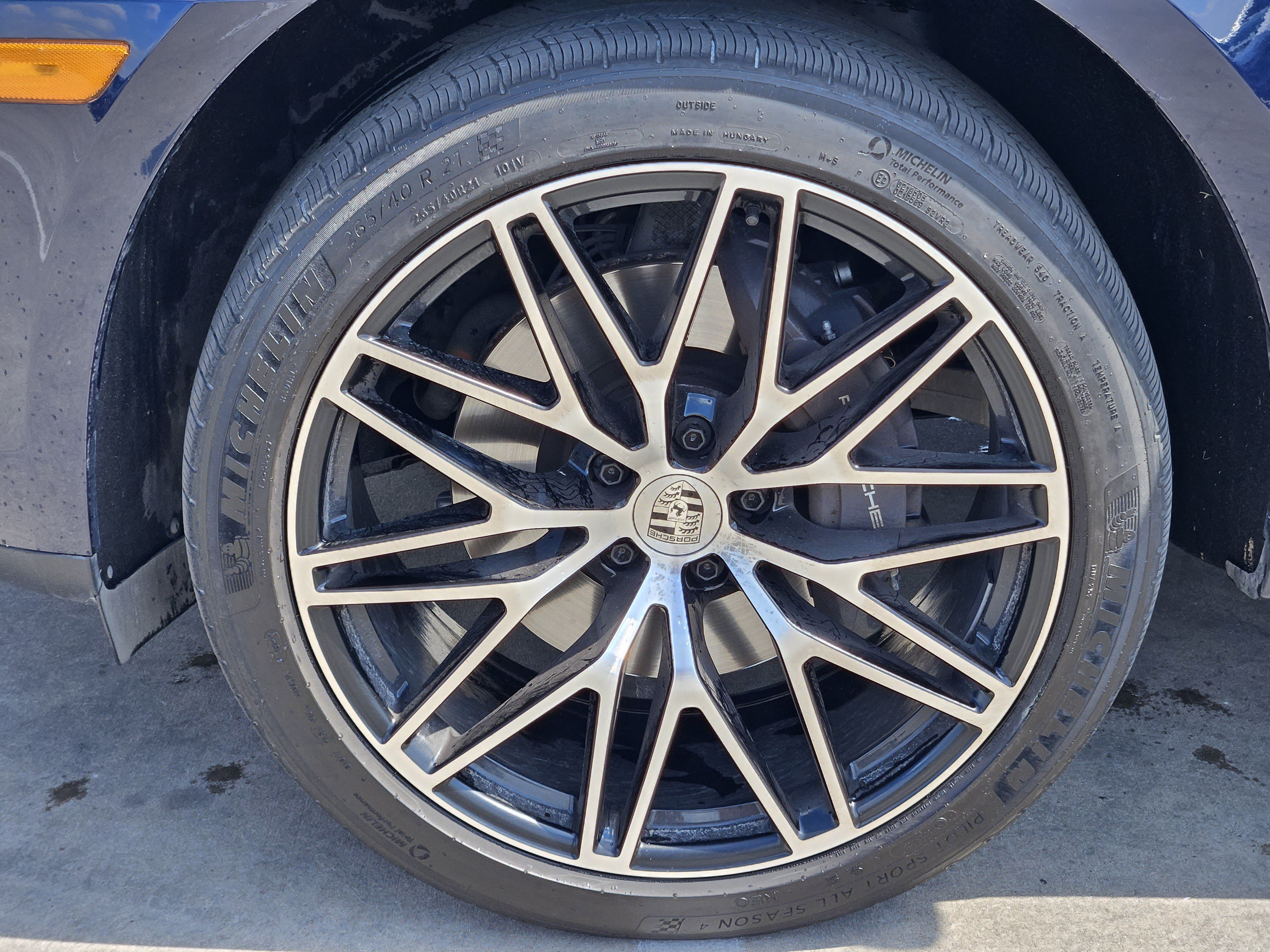 Certified 2023 Porsche Macan AWD/4WD image 14