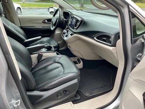 Used 2017 Chrysler Pacifica Touring-L Plus w/ Advanced Safetytec Group image 8