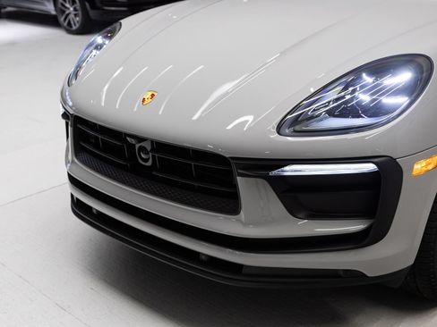 Certified 2026 Porsche Macan AWD/4WD image 33