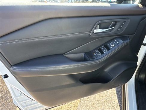 Used 2023 Nissan Rogue SL w/ SL Premium Package image 25