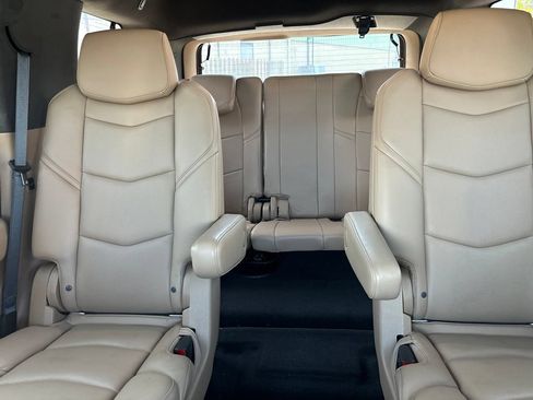 Used 2018 Cadillac Escalade Platinum AWD/4WD image 18