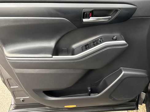 Used 2021 Toyota Highlander XLE image 12