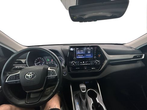 Used 2022 Toyota Highlander XLE AWD/4WD image 21