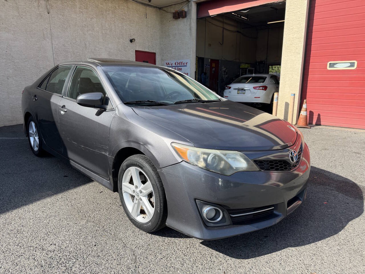 Used 2014 Toyota Camry SE w/ Moonroof Package FWD image 7
