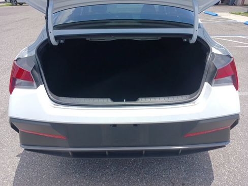 Used 2025 Hyundai Elantra SE FWD image 21